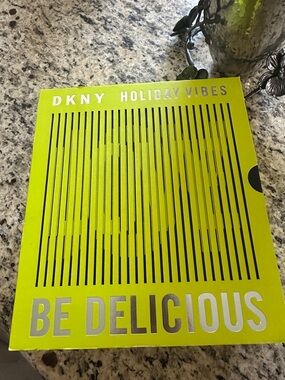 DKNY Be Delicious Holiday Vibes Set - Bright Lime Green